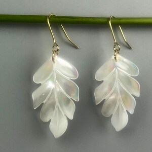 Pendiente en forma de hoja de nácar blanco. Joyas para boda, para dama de honor. Pendiente blanco delicado. imagen 5