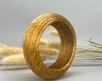 Vegetable gold bracelet. Tire bracelet in capim dourado from Brazil. Stackable bracelets in plant material. Gold grass cuff.