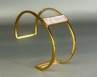 Minimalistisches und modernes Edelstahlarmband. Manschette aus Gold und Perlmutt, geometrisches Design. Geschenk für sie. Trendiges Armband.