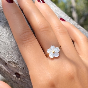 Small flower-shaped ring in mother-of-pearl and stainless steel. Adjustable gold band with a mother-of-pearl flower. Mother-of-pearl jewelry.