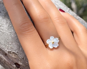 Small flower-shaped ring in mother-of-pearl and stainless steel. Adjustable gold band with a mother-of-pearl flower. Mother-of-pearl jewelry.