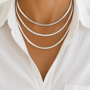 Platte ketting van 925 sterling zilver. Visgraatketting van 925 sterling zilver. Visgraatketting van 925 sterling zilver, gemaakt in Italië. Zilveren ketting. afbeelding 3