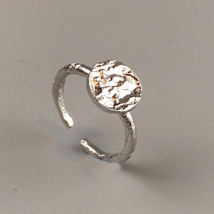 Hammered ring in silver 925. Ring in hammered silver. Minimalist silver ring. Hammered silver ring.  Hammered silver ring