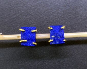 Ear nails with raw lapis lazuli. Earrings with cubes of lapis lazuli. Ear nails agent 925 gold with lapis.