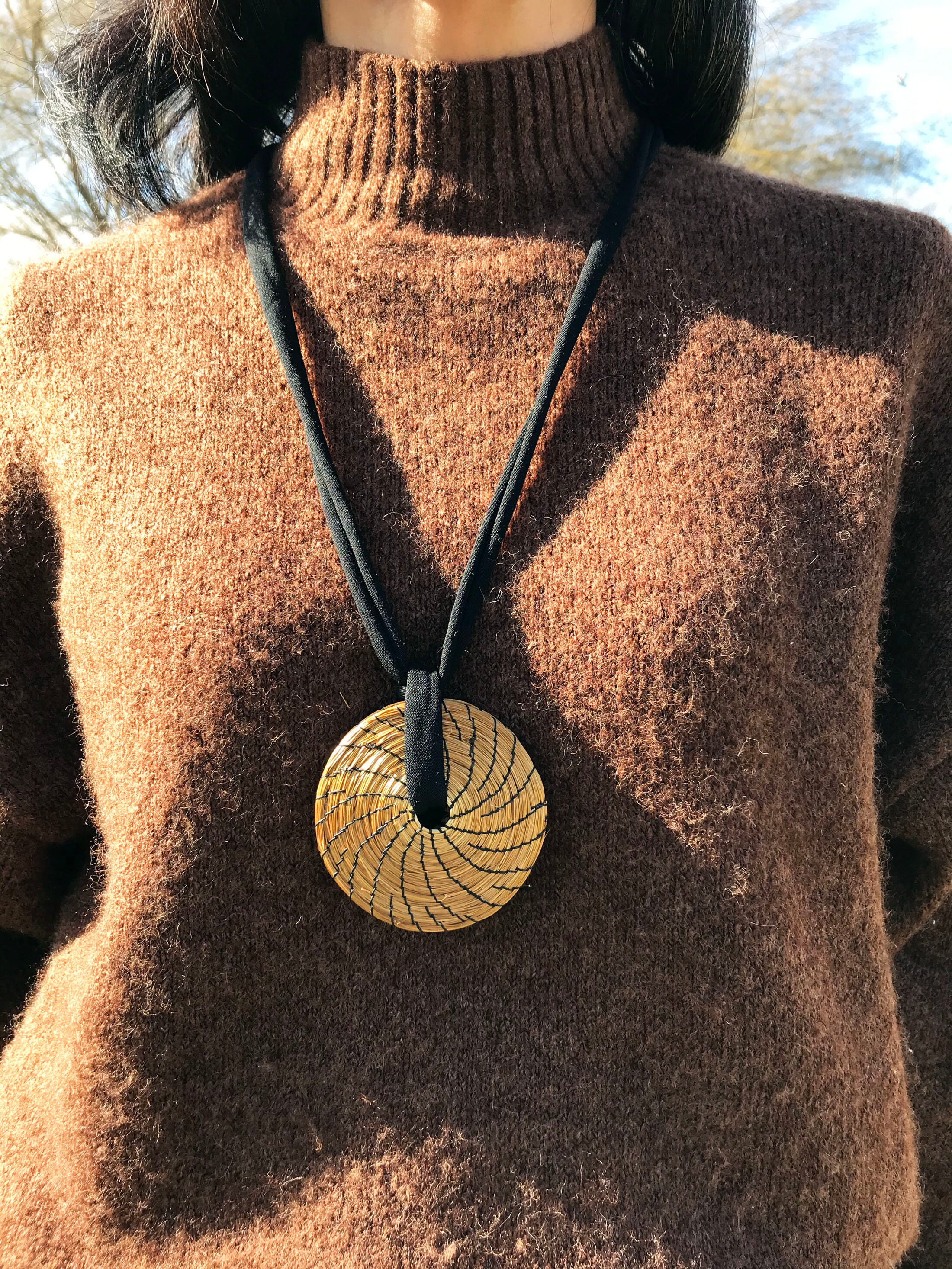 Plant gold. Mandala necklace in golden capim. Long necklace in plant gold. Mandala in golden grass. Jewelry from Brazil.