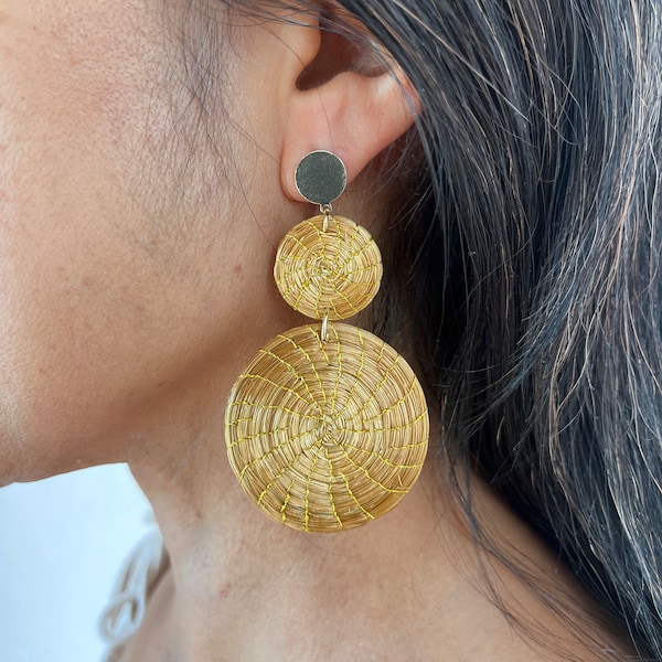 Boucles d'oreilles Brésilienne en capim dourado. Boucles d'oreilles mandala en herbe dorée du Bresil. Boucles d'oreilles végétales.