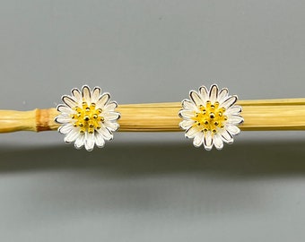 Earrings daisy in silver 925. Silver ear chip with flowers. Small minimalist earrings.