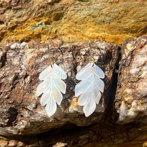 Boucle d'oreille en forme de feuille en nacre blanche. Bijoux pour mariage , pour demoiselle d'honneur. Boucle d'oreille blanche délicate. image 8