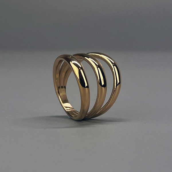 Minimalistische ring in goudkleurig roestvrij staal. Drievoudige gouden waaierring. Ring voor een geschenk.
