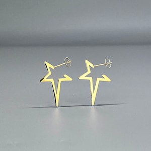 Star earrings in 18K gold-plated stainless steel. Fancy star-shaped earrings. Star hoop earrings in gold-plated steel.