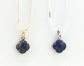 Pendant with lapis lazuli in the shape of a four-leaf clover and its serpentine chain in 925 silver. Necklace lapis lazuli. Pendant 925
