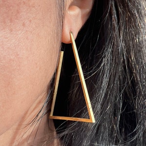 Gold triangle earrings. Large triangle hoop earrings in 18K gold-plated stainless steel. Modern geometric earrings. Gold hoop earrings.
