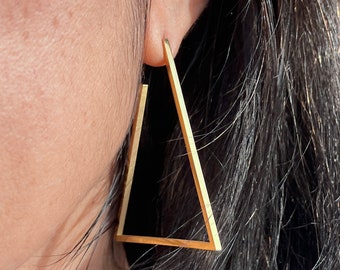 Gold triangle earrings. Large triangle hoop in 18K gold-plated stainless steel. Modern geometric earrings. Gold hoop earrings.