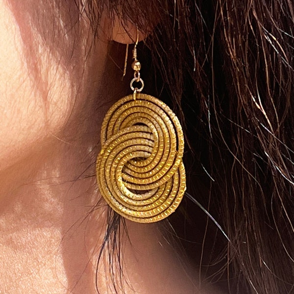 Boucles d'oreilles en capim dourado  . Boucles d'oreilles en or végétal. Bijoux en or végétal avec crochet en argent 925 doré à l'or.