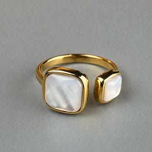 Anillo moderno de oro de acero inoxidable y nácar. Anillo con dos piedras cuadradas de nácar. Joya de piedra blanca. Un regalo para ella.
