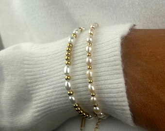 Armband aus weißen Zuchtperlen und Edelstahlkugel. Verstellbares Perlenarmband. Zeitloses Perlenarmband zum Verschenken.