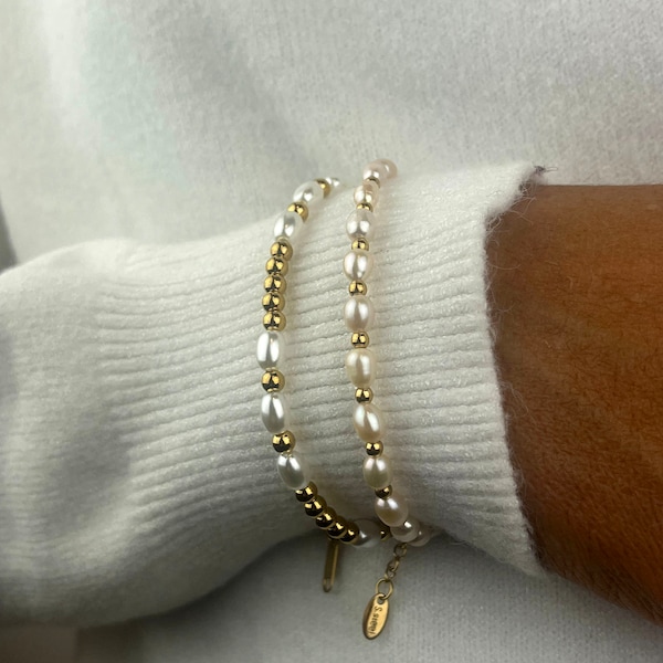 Bracelet en perle de culture blanche et bille en acier inoxydable. Bracelet réglable en perle. Bracelet intemporel en perle pour cadeau.