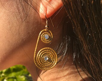 Vegetable gold earrings, jewels in capim dourado. Jewels in golden grass with 925 gold poincton silver crochet.