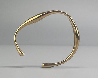 Gold bracelet organic shape in stainless steel. Irregular gold bangle. Original shape bracelet in steel.