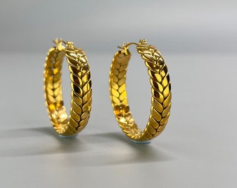 Stainless steel ears of wheat hoop earrings. Gold-colored twisted hoop earrings. Large hoop earrings with a plant design. Fashionable chunky hoop earrings.