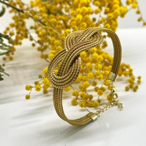 Infinity symbol bracelet in capim dourado. Natural gold plant bracelet. Brazilian vegetable jewelry in capim dourado.