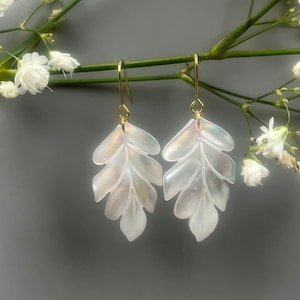 Pendiente en forma de hoja de nácar blanco. Joyas para boda, para dama de honor. Pendiente blanco delicado. imagen 1