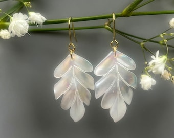 Pendiente en forma de hoja de nácar blanco. Joyas para boda, para dama de honor. Pendiente blanco delicado.