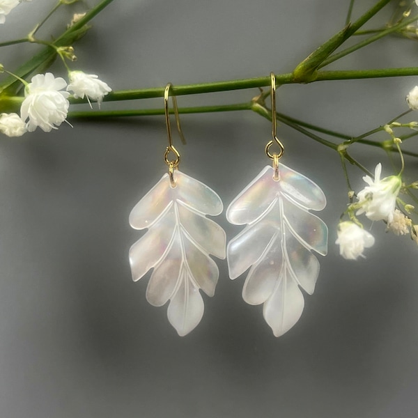 White mother-of-pearl leaf-shaped earring. Jewelry for wedding, for bridesmaid. Delicate white earring.