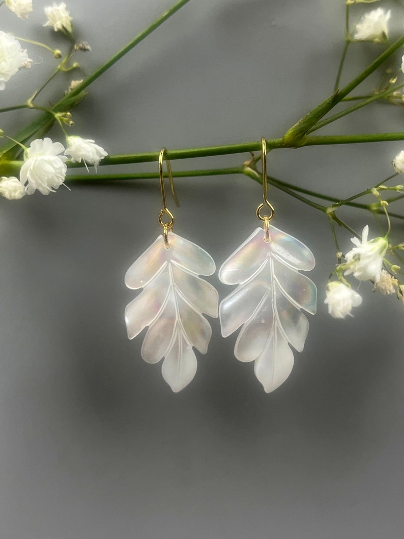 Pendiente en forma de hoja de nácar blanco. Joyas para boda, para dama de honor. Pendiente blanco delicado. imagen 1