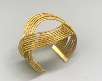vegetable gold. Vegetable gold bracelet. Infinity bracelet in capim dourado from Brazil. Bracelets made from natural material. Golden grass bracelet.