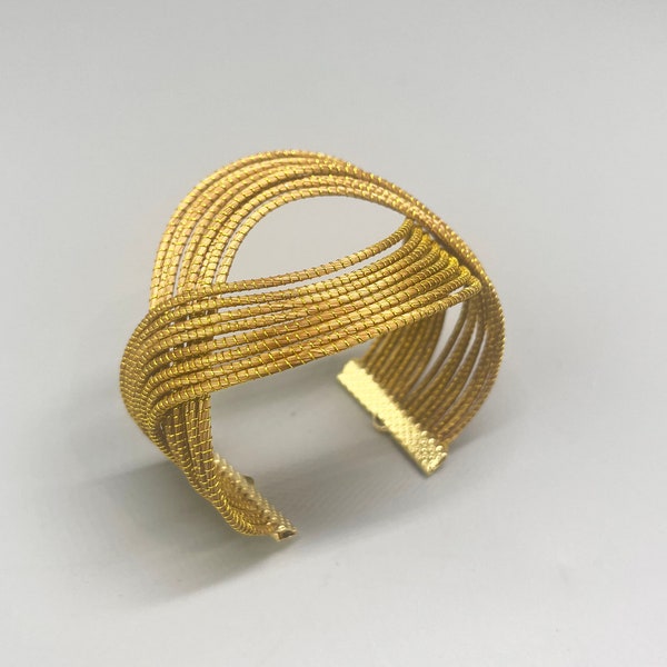 or végétal. Bracelet en or végétal. Bracelet infini en capim dourado du Brésil. Braceletsen matiere naturelle. Golden grass bracelet.