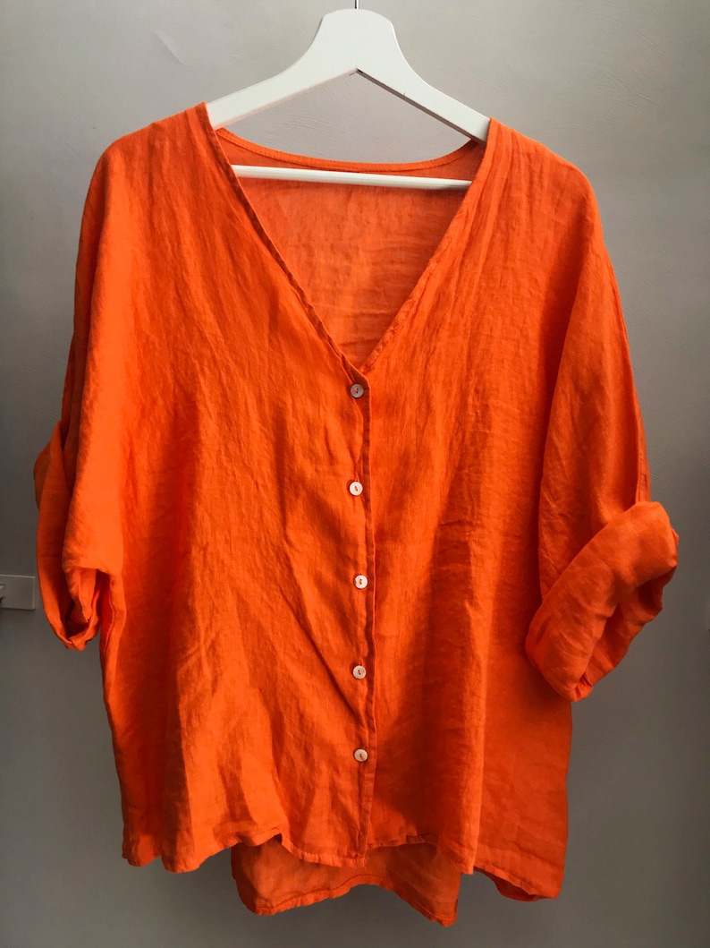 Top , veste en lin avec bouton. 100% lin . Collection été . Matières naturelles très confortable . Chemisier en lin fait main. Orange
