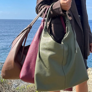 Sac fourre tout en cuir modèle Lecce. Sac cabas triangulaire pour tous les jours. Accessoire femme en cuir  pour un cadeau tendance.