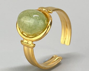 Gouden boho ring in roestvrij staal. Gouden ring met een groene aventurijn. Verstelbare gouden ring met een groene steen.