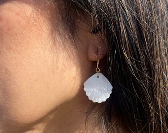 Boucles d'oreilles en coquillage au style art déco. Boucles d'oreilles blanches et naturelles. Bijoux bohème coquillage pour cet été.