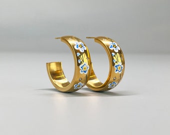 Gold hoop and blue flower in stainless steel. Enameled gold hoop earrings. Small blue flower earrings. Thick gold hoop.