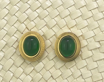 Boucles d'oreilles vintage avec une pierre verte. Clous d'oreilles or de forme ovale en acier inoxydable. Bijoux en acier cadeau pour elle.