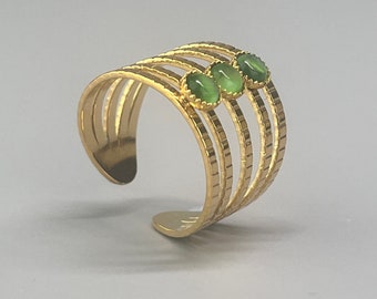 Gouden roestvrijstalen ring. Meerrijige ring met 3 groene stenen. Brede ring met 5 ringen in vintage stijl.