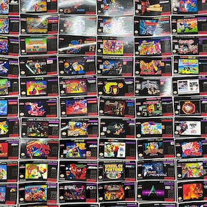 K&ouml;nnte beinhalten: Eine Sammlung von Super Nintendo Entertainment System (SNES) Videospielkassetten. Die Kassetten zeigen verschiedene Spieletitel, farbenfrohe Kunstwerke und Logos. Das Bild zeigt eine Vielzahl von Spielen, darunter Super Mario World und Mortal Kombat 3.