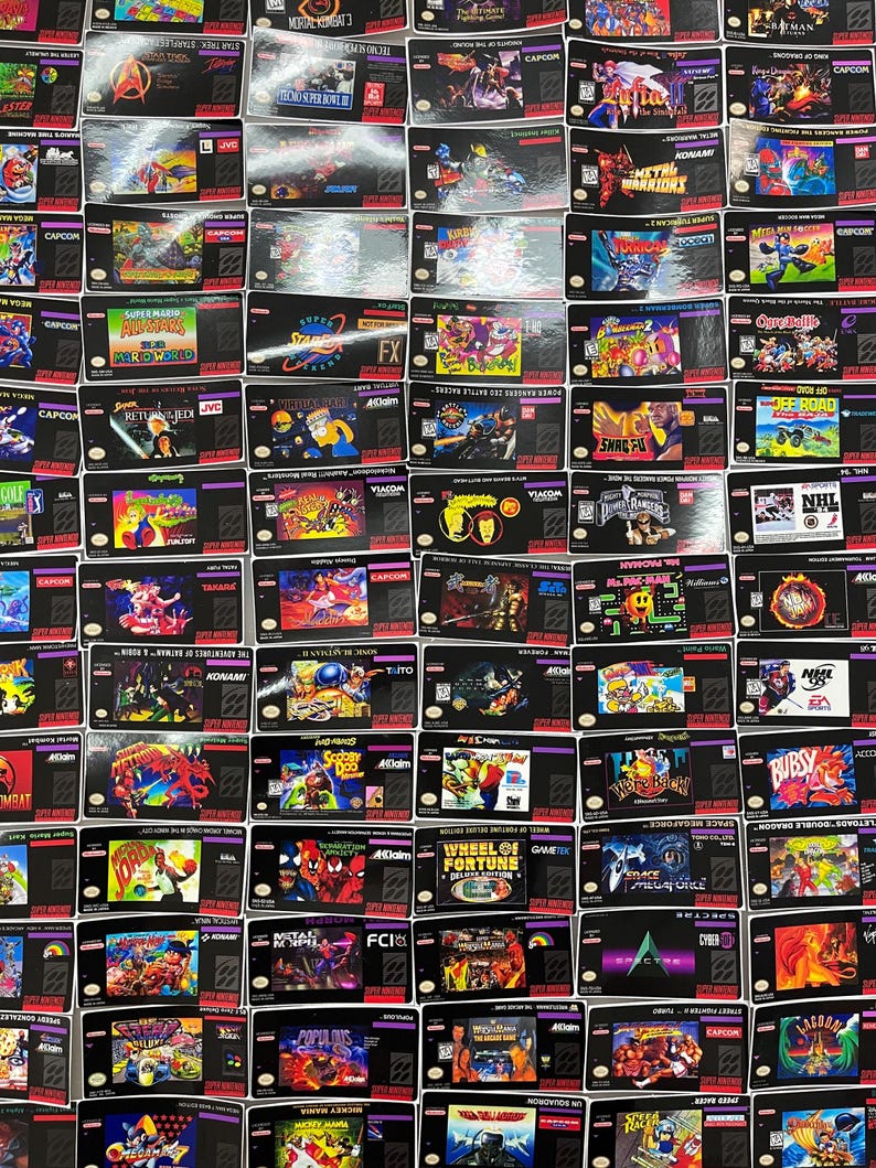 K&ouml;nnte beinhalten: Eine Sammlung von Super Nintendo Entertainment System (SNES) Videospielkassetten. Die Kassetten zeigen verschiedene Spieletitel, farbenfrohe Kunstwerke und Logos. Das Bild zeigt eine Vielzahl von Spielen, darunter Super Mario World und Mortal Kombat 3.