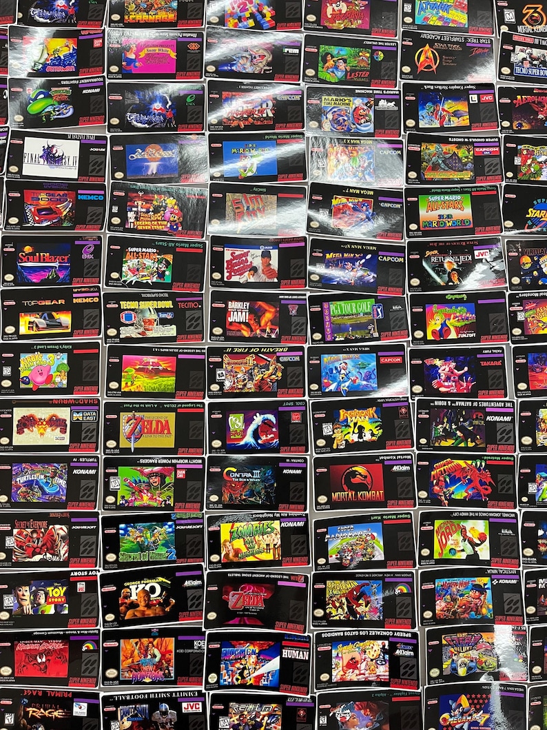 K&ouml;nnte beinhalten: Eine Sammlung von Spielmodulen f&uuml;r das Super Nintendo Entertainment System (SNES). Die Module zeigen farbenfrohe Spielbox-Artworks und Titel wie "Zelda", "Mortal Kombat" und "Mario World". Die Spiele werden vor einem schwarzen Hintergrund pr&auml;sentiert.