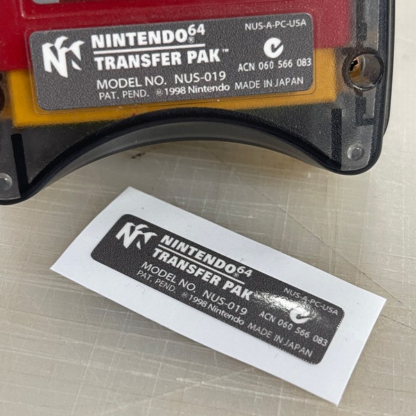 Étiquettes de remplacement du pack de transfert Nintendo 64. Remplacez vos étiquettes Transfer Pak par des remplacements authentiques pour les autocollants en vinyle N64.