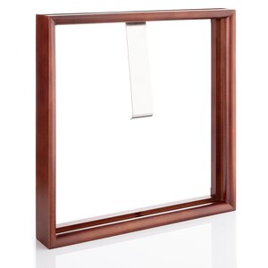 Op de afbeelding: Een donkerbruin houten fotolijst met een zilveren ophangclip. De lijst is leeg en klaar om een foto of kunstwerk te tonen.