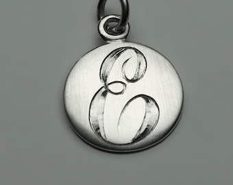 Collar con colgante redondo pequeño de plata de ley, joyería grabada a mano con letra E monograma.