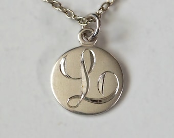 Plata de ley pequeño colgante redondo encanto collar joyería letra grabada a mano "L" en letras de guión