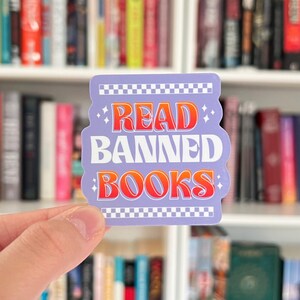 Leer libros prohibidos pegatina de vinilo / pegatina de libro, pegatina Kindle, regalo de bibliotecario, calcomanía de MacBook, pegatina de computadora portátil, calcomanía de vinilo