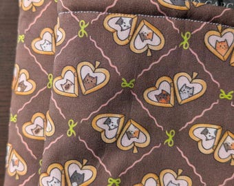 Protège-livres rembourré avec médaillon de chat avec poche | Livres et chats, Couverture de livre, Cadeau pour amoureux des livres, Cadeau pour bibliothécaire, Accessoires de lecture