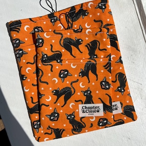 ハロウィン パッド入りブックスリーブ（ポケット付き） | 黒猫、本と猫、子猫ブックカバー、読書好きへのギフト、司書へのギフト、読書アクセサリー