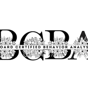 Op de afbeelding: Zwart-wit grafisch ontwerp van de letters "BCBA" met bloemversieringen. De tekst "BOARD CERTIFIED BEHAVIOR ANALYST" staat gecentreerd onder de letters.