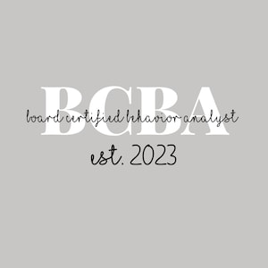Op de afbeelding: Witte tekst op een grijze achtergrond luidt "BCBA board certified behavior analyst est. 2023".